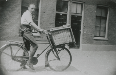 875392 Portret van Kobus van den Berg uit Wijk C te Utrecht, op een bakkerstransportfiets vermoedelijk in de Kroonstraat.